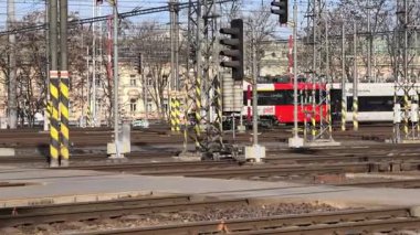 Prag Ana Tren İstasyonu 'ndaki platformda, Orta Avrupa' nın en yoğun ulaşım merkezlerinden birinin günlük atmosferini gösteriyor. Sahne, tarihi terminalin karakteristik mimarisini yakalıyor.