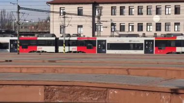 Prag Ana Tren İstasyonu 'ndaki platformda, Orta Avrupa' nın en yoğun ulaşım merkezlerinden birinin günlük atmosferini gösteriyor. Sahne, tarihi terminal, aktif demiryolu operasyonlarının karakteristik mimarisini yakalıyor.