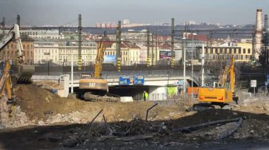 Prag, Çek Cumhuriyeti 26 Şubat 2026: Ağır kazıcılar ve inşaat ekipleri Prag Ana Tren İstasyonu yakınlarındaki büyük bir aktif yıkım ve kazı sahasında demiryolu hatları, üstten kablolarla çalışıyorlar