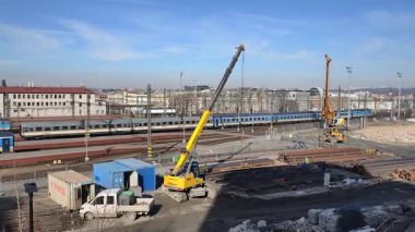 Prag, Çek Cumhuriyeti 26 Şubat 2026: Ağır kazıcılar ve inşaat ekipleri Prag Ana Tren İstasyonu yakınlarındaki büyük bir aktif yıkım ve kazı sahasında demiryolu hatları, üstten kablolarla çalışıyorlar