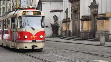 Prag, Çek Cumhuriyeti 27 Şubat 2026: Klasik kırmızı tramvay 4K yavaş çekimde şehir kavşağında kameraya yaklaşırken çekildi. Bu 4K hisse senedi görüntüsü herhangi bir Prag editör projesi için tam olarak ihtiyacınız olan şey.