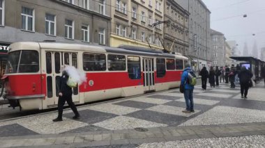 Prag, Çek Cumhuriyeti 27 Şubat 2026: Klasik kırmızı tramvay 4K yavaş çekimde şehir kavşağında kameraya yaklaşırken çekildi. Bu 4K hisse senedi görüntüsü herhangi bir Prag editör projesi için tam olarak ihtiyacınız olan şey.