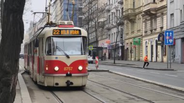 Prag, Çek Cumhuriyeti 27 Şubat 2026: Klasik kırmızı tramvay 4K yavaş çekimde şehir kavşağında kameraya yaklaşırken çekildi. Bu 4K hisse senedi görüntüsü herhangi bir Prag editör projesi için tam olarak ihtiyacınız olan şey.