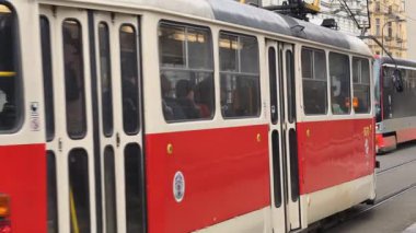 Prag, Çek Cumhuriyeti 27 Şubat 2026: Klasik kırmızı tramvay 4K yavaş çekimde şehir kavşağında kameraya yaklaşırken çekildi. Bu 4K hisse senedi görüntüsü herhangi bir Prag editör projesi için tam olarak ihtiyacınız olan şey.