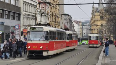 Prag, Çek Cumhuriyeti 27 Şubat 2026: Klasik kırmızı tramvay 4K yavaş çekimde şehir kavşağında kameraya yaklaşırken çekildi. Bu 4K hisse senedi görüntüsü herhangi bir Prag editör projesi için tam olarak ihtiyacınız olan şey.