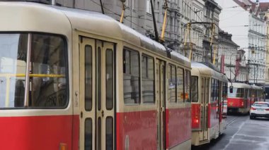 Prag, Çek Cumhuriyeti 27 Şubat 2026: Klasik kırmızı tramvay 4K yavaş çekimde şehir kavşağında kameraya yaklaşırken çekildi. Bu 4K hisse senedi görüntüsü herhangi bir Prag editör projesi için tam olarak ihtiyacınız olan şey.