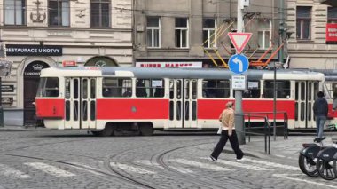 Prag, Çek Cumhuriyeti 27 Şubat 2026: Klasik kırmızı tramvay 4K yavaş çekimde çekildi şehir kavşağında, merkez Prag 'da kameraya yaklaşıyor, sadece editoryal kullanım.