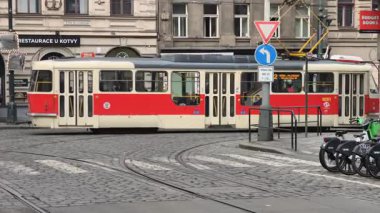Prag, Çek Cumhuriyeti 27 Şubat 2026: Klasik kırmızı tramvay 4K yavaş çekimde çekildi şehir kavşağında, merkez Prag 'da kameraya yaklaşıyor, sadece editoryal kullanım.