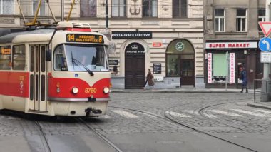 Prag, Çek Cumhuriyeti 27 Şubat 2026: Klasik kırmızı tramvay 4K yavaş çekimde çekildi şehir kavşağında, merkez Prag 'da kameraya yaklaşıyor, sadece editoryal kullanım.