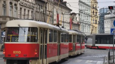 Prag, Çek Cumhuriyeti 27 Şubat 2026: Klasik kırmızı tramvay 4K yavaş çekimde çekildi şehir kavşağında, merkez Prag 'da kameraya yaklaşıyor, sadece editoryal kullanım.