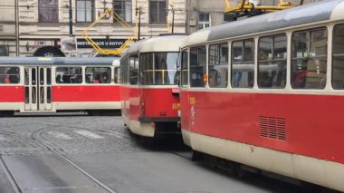 Prag, Çek Cumhuriyeti 27 Şubat 2026: Klasik kırmızı tramvay 4K yavaş çekimde çekildi şehir kavşağında, merkez Prag 'da kameraya yaklaşıyor, sadece editoryal kullanım.