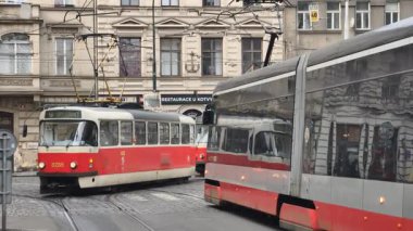 Prag, Çek Cumhuriyeti 27 Şubat 2026: Klasik kırmızı tramvay 4K yavaş çekimde çekildi şehir kavşağında, merkez Prag 'da kameraya yaklaşıyor, sadece editoryal kullanım.