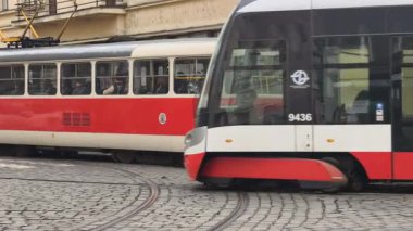 Prag, Çek Cumhuriyeti 27 Şubat 2026: Klasik kırmızı tramvay 4K yavaş çekimde çekildi şehir kavşağında, merkez Prag 'da kameraya yaklaşıyor, sadece editoryal kullanım.