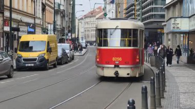 Prag, Çek Cumhuriyeti 27 Şubat 2026: Klasik kırmızı tramvay 4K yavaş çekimde çekildi şehir kavşağında, merkez Prag 'da kameraya yaklaşıyor, sadece editoryal kullanım.