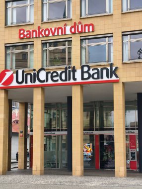 Prag, Çek Cumhuriyeti 1 Mart 2026: Prag Şehir Merkezi Alışveriş Bölgesi 'nde Bank and Retail Brand mağazaları, Avrupa Tüketici Pazarı. Sadece Düzenleyici Kullan