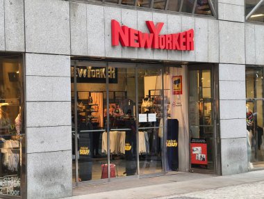 Prag, Çek Cumhuriyeti 1 Mart 2026: Global Fashion and Retail Brand mağazaları Prag Şehir Merkezi Alışveriş Bölgesi Wenceslas Meydanı, Avrupa Tüketici Pazarı. Sadece Düzenleyici Kullan