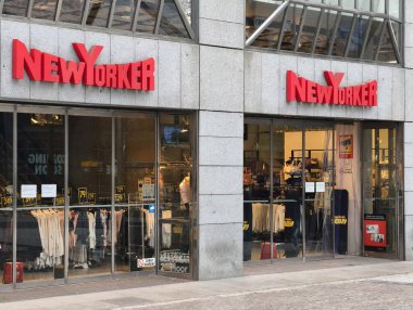 Prag, Çek Cumhuriyeti 1 Mart 2026: Global Fashion and Retail Brand mağazaları Prag Şehir Merkezi Alışveriş Bölgesi Wenceslas Meydanı, Avrupa Tüketici Pazarı. Sadece Düzenleyici Kullan