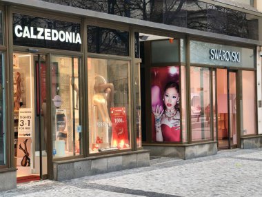 Prag, Çek Cumhuriyeti 1 Mart 2026: Prag Şehir Merkezi Alışveriş Bölgesi 'nde Na Prikope Caddesi' ndeki Global Fashion and Retail Brand mağazaları, Avrupa Tüketici Pazarı. Sadece Düzenleyici Kullan