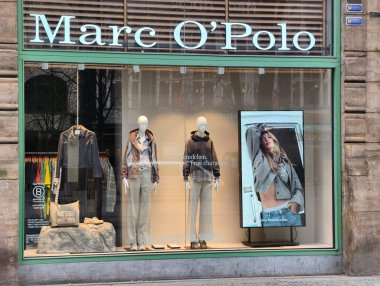 Prag, Çek Cumhuriyeti 1 Mart 2026: Global Fashion and Retail Brand mağazaları Prag Şehir Merkezi Alışveriş Bölgesi Wenceslas Meydanı, Avrupa Tüketici Pazarı. Sadece Düzenleyici Kullan