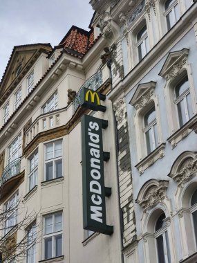 Prag, Çek Cumhuriyeti 1 Mart 2026: Global Fashion and Retail Brand mağazaları Prag Şehir Merkezi Alışveriş Bölgesi Wenceslas Meydanı, Avrupa Tüketici Pazarı. Sadece Düzenleyici Kullan