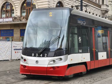 Prag, Çek Cumhuriyeti 1 Mart 2026: Prag Şehir Merkezi Alışveriş Bölgesi, Avrupa Tüketici Pazarı 'nda Global Moda ve Perakende Marka Dükkanları ile Prag Tramvayı. Sadece Düzenleyici Kullan