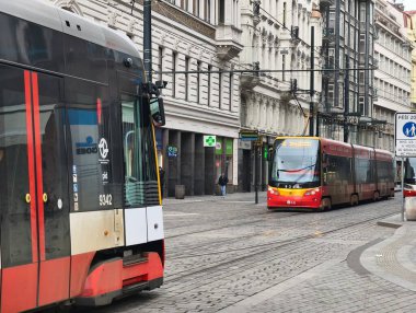 Prag, Çek Cumhuriyeti 1 Mart 2026: Prag Şehir Merkezi Alışveriş Bölgesi, Avrupa Tüketici Pazarı 'nda Global Moda ve Perakende Marka Dükkanları ile Prag Tramvayı. Sadece Düzenleyici Kullan