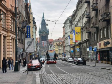 Prag, Çek Cumhuriyeti 1 Mart 2026: Prag Şehir Merkezi Alışveriş Bölgesi, Avrupa Tüketici Pazarı 'nda Global Moda ve Perakende Marka Dükkanları ile Prag Tramvayı. Sadece Düzenleyici Kullan