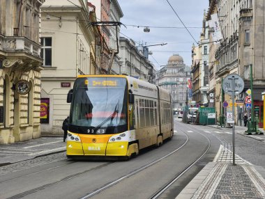 Prag, Çek Cumhuriyeti 1 Mart 2026: Prag Şehir Merkezi Alışveriş Bölgesi, Avrupa Tüketici Pazarı 'nda Global Moda ve Perakende Marka Dükkanları ile Prag Tramvayı. Sadece Düzenleyici Kullan