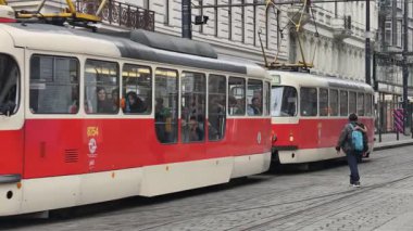 Prag, Çek Cumhuriyeti 1 Mart 2026: Tramvay, Prag 'ın merkezindeki bir kavşakta kameraya yaklaşırken 4K yavaş çekimde çekildi. Bu 4K stok görüntüleri Prag 'da bir tramvay projesi için ideal.