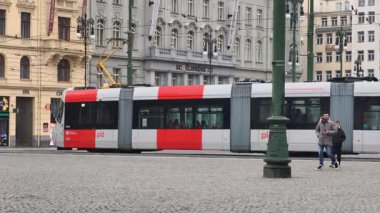 Prag, Çek Cumhuriyeti 1 Mart 2026: Tramvay, Prag 'ın merkezindeki bir kavşakta kameraya yaklaşırken 4K yavaş çekimde çekildi. Bu 4K stok görüntüleri Prag 'da bir tramvay projesi için ideal.