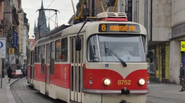 Prag, Çek Cumhuriyeti 1 Mart 2026: Tramvay, Prag 'ın merkezindeki bir kavşakta kameraya yaklaşırken 4K yavaş çekimde çekildi. Bu 4K stok görüntüleri Prag 'da bir tramvay projesi için ideal.