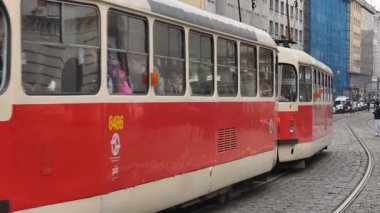 Prag, Çek Cumhuriyeti 1 Mart 2026: Tramvay, Prag 'ın merkezindeki bir kavşakta kameraya yaklaşırken 4K yavaş çekimde çekildi. Bu 4K stok görüntüleri Prag 'da bir tramvay projesi için ideal.