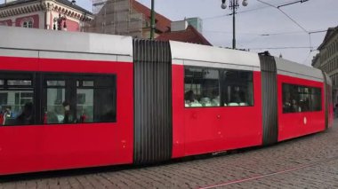 PRAG, CZECH REPUBLIC - 8 Mart 2026: Turistler Prag 'ın merkezindeki Palladium alışveriş merkezi ve belediye binası yakınlarındaki Cumhuriyet Meydanı' nda yürüyorlar. Ziyaretçiler, cep telefonları kullanarak sokak yaşamının fotoğraf ve kayıt videolarını çekiyor