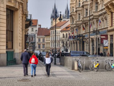 PRAG, CZECH REPUBLIC - 8 Mart 2026: Turistler Prag 'ın merkezindeki Palladium alışveriş merkezi ve belediye binası yakınlarındaki Cumhuriyet Meydanı' nda yürüyorlar. Ziyaretçiler, cep telefonları kullanarak sokak yaşamının fotoğraf ve kayıt videolarını çekiyor
