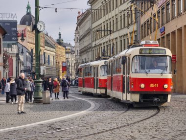 PRAG, CZECH REPUBLIC - 8 Mart 2026: Turistler Prag 'ın merkezindeki Palladium alışveriş merkezi ve belediye binası yakınlarındaki Cumhuriyet Meydanı' nda yürüyorlar. Ziyaretçiler, cep telefonları kullanarak sokak yaşamının fotoğraf ve kayıt videolarını çekiyor