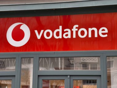 Prag, Çek Cumhuriyeti 10 Mart 2026: Prag şehir merkezi alışveriş bölgesinde uluslararası perakende ve tüketici markası mağazası, küresel şirketler, turizm faaliyetleri ve tarihi Avrupa başkentinde kentsel tüketici pazarının yer aldığı ticari cadde.