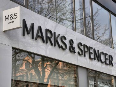 Prag, Çek Cumhuriyeti 10 Mart 2026: Prag şehir merkezi alışveriş bölgesinde uluslararası perakende ve tüketici markası mağazası, küresel şirketler, turizm faaliyetleri ve tarihi Avrupa başkentinde kentsel tüketici pazarının yer aldığı ticari cadde.