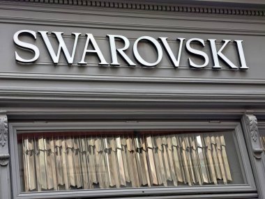 Prag, Çek Cumhuriyeti, 10 Mart 2026 Swarovski kuyumcu vitrinleri aydınlatılmış cam vitrinler, kristal mücevher standları ve Prag 'ın tarihi şehir merkezinde mağaza vitrininden görülebilen perakende satış mağazaları.