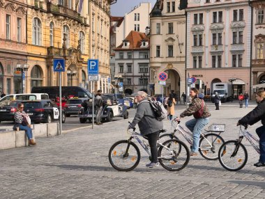 Prag, Çek Cumhuriyeti, 10 Mart 2026 Prag 'ın tarihi şehir merkezinde turistler, şehir mimarisi, yaya geçitleri, günlük yaşam, ara sıra bisikletçiler, seyahat merkezi atmosferinde yürüyen yayalar.