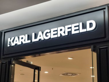 Prag, Çek Cumhuriyeti, 12 Mart 2026 Karl Lagerfeld mağazasının bir alışveriş merkezindeki tabela ve logosu. İş saatleri içinde ticari bölgede bir perakende mağaza girişinin editör fotoğrafçılığı.