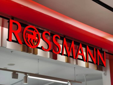 Prag, Çek Cumhuriyeti, 12 Mart 2026 Bir alışveriş merkezinde Rossmann mağaza levhası ve logosu dış görünümü. İş saatleri içinde ticari bölgede bir perakende mağaza girişinin editör fotoğrafçılığı