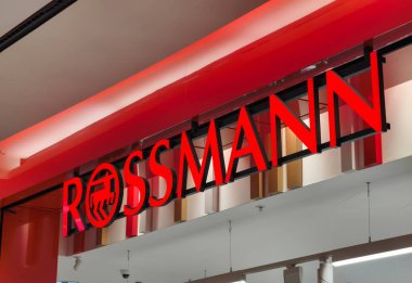 Prag, Çek Cumhuriyeti, 12 Mart 2026 Bir alışveriş merkezinde Rossmann mağaza levhası ve logosu dış görünümü. İş saatleri içinde ticari bölgede bir perakende mağaza girişinin editör fotoğrafçılığı
