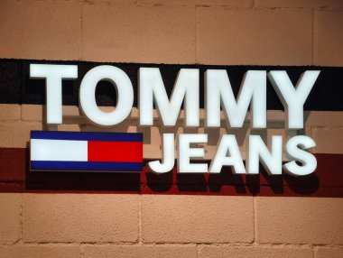 Prag, Çek Cumhuriyeti, 12 Mart 2026 Bir alışveriş merkezinde Tommy Jeans mağaza levhası ve logosu dış görünümü. İş saatleri içinde ticari bölgede bir perakende mağaza girişinin editör fotoğrafçılığı.