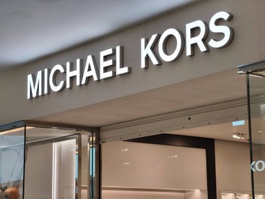 Prag, Çek Cumhuriyeti, 12 Mart 2026 Bir alışveriş merkezinde Michael Kors mağaza levhası ve logosu dış görünümü. İş saatleri içinde ticari bölgede bir perakende mağaza girişinin editör fotoğrafçılığı.