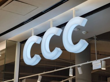 Prag, Çek Cumhuriyeti, 12 Mart 2026 Bir alışveriş merkezinde CCC mağaza levhası ve logosu dış görünümü. İş saatleri içinde ticari bölgede bir perakende mağaza girişinin editör fotoğrafçılığı.