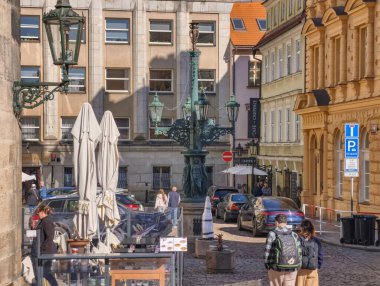 Prag, Çek Cumhuriyeti, 13 Mart 2026 Güneşli bir bahar gününde tarihi şehir merkezinde yürüyen turistler. Çek başkentinde Wenceslas Meydanı, Eski Şehir Meydanı ve Charles Köprüsü yakınlarındaki popüler caddeleri keşfeden insanların yer aldığı günlük yaşam
