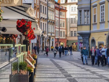 Prag, Çek Cumhuriyeti, 13 Mart 2026. Tarihi şehir merkezinde yürüyen turistler ve yayalar. Çek başkentinde Wenceslas Meydanı, Eski Şehir Meydanı ve Charles Köprüsü yakınlarındaki popüler caddeleri keşfeden insanların yer aldığı günlük yaşam.