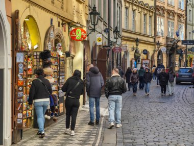 Prag, Çek Cumhuriyeti, 13 Mart 2026. Tarihi şehir merkezinde yürüyen turistler ve yayalar. Çek başkentinde Wenceslas Meydanı, Eski Şehir Meydanı ve Charles Köprüsü yakınlarındaki popüler caddeleri keşfeden insanların yer aldığı günlük yaşam.