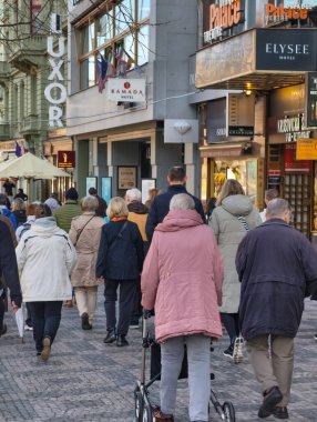 Prag, Çek Cumhuriyeti, 13 Mart 2026. Tarihi şehir merkezinde yürüyen turistler ve yayalar. Çek başkentinde Wenceslas Meydanı, Eski Şehir Meydanı ve Charles Köprüsü yakınlarındaki popüler caddeleri keşfeden insanların yer aldığı günlük yaşam.
