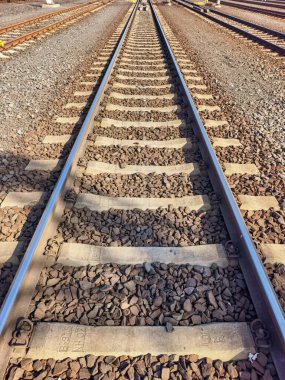 Demiryolu Rayları Perspektif Kaybolma Noktası, Tren rayları Birleşme, Ulaşım Altyapısı, Çakıl Dengesi Önplanı, Seyahat Yön Konsepti